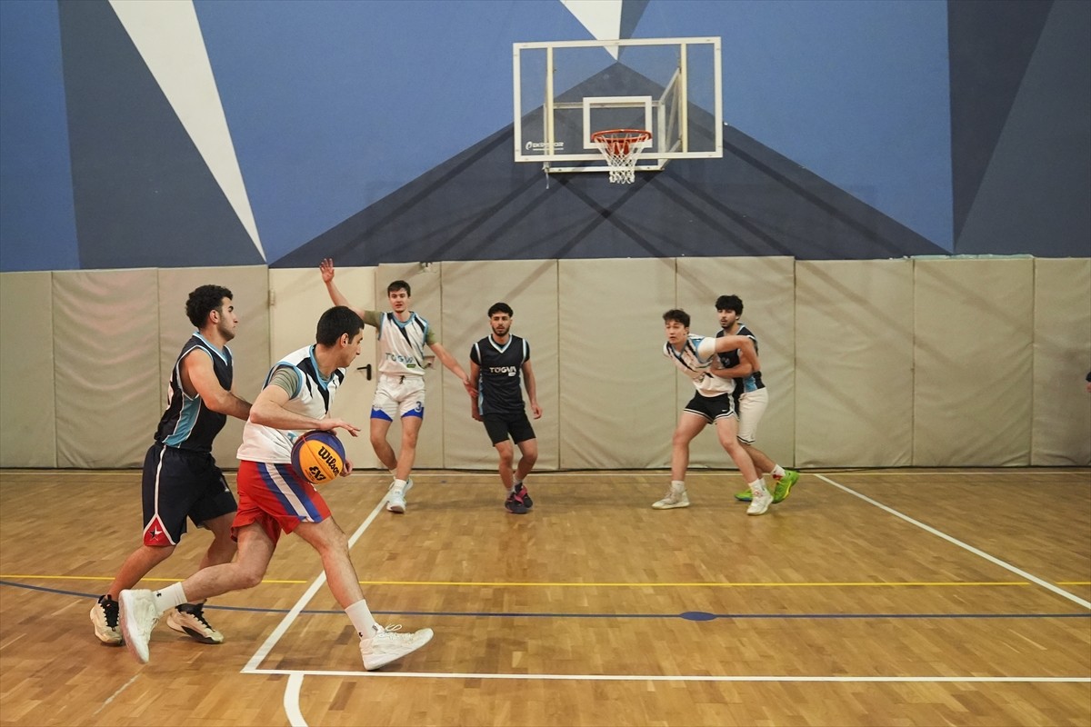 Türkiye Gençlik Vakfının (TÜGVA) düzenlendiği 3x3 Basketbol Turnuvası İstanbul'da başladı. TÜGVA...