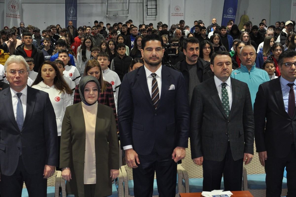 Türkiye Güreş Federasyonu (TFG) Başkanı Taha Akgül, Kütahya'da öğrencilerle bir araya geldi....