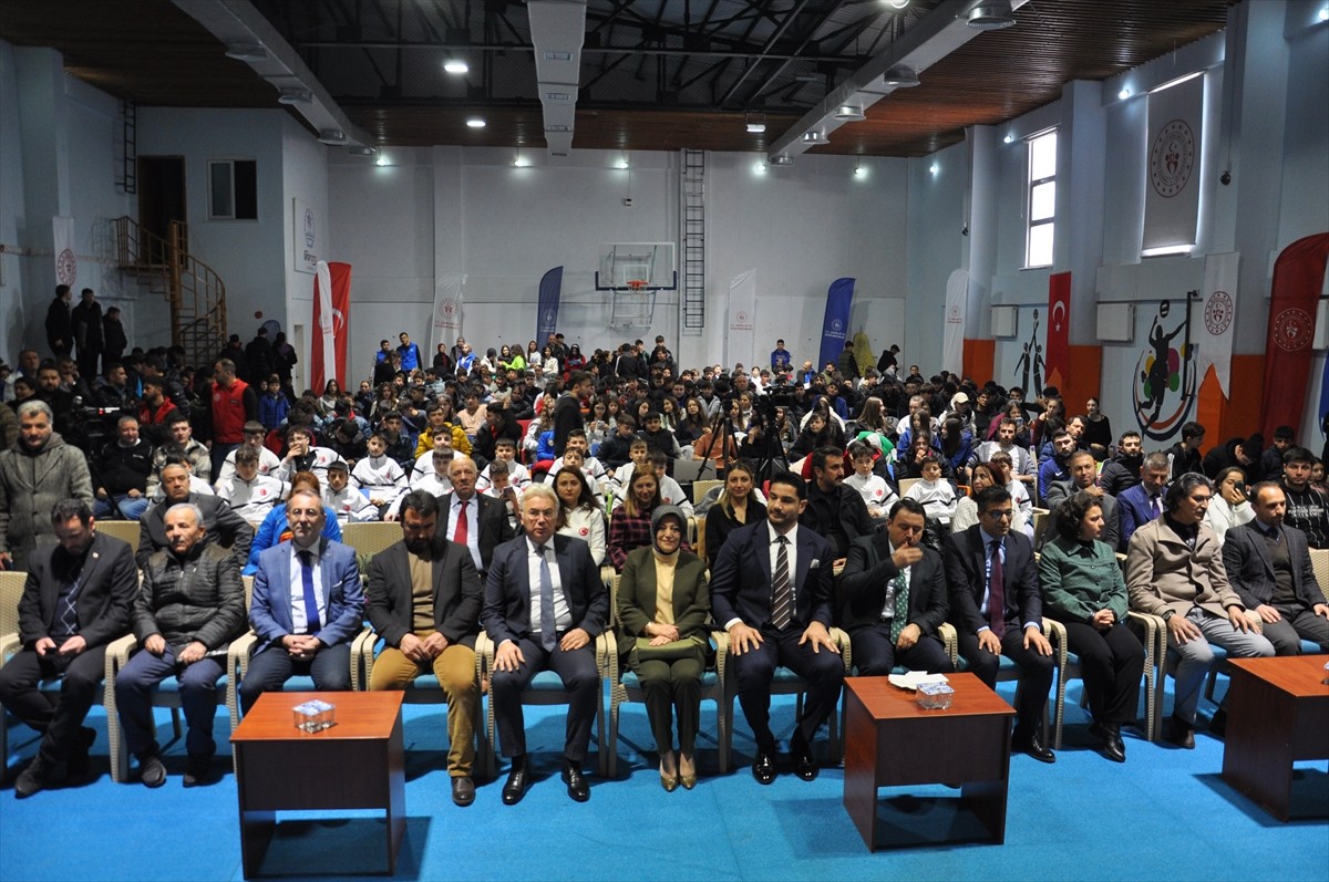 Türkiye Güreş Federasyonu (TFG) Başkanı Taha Akgül, Kütahya'da öğrencilerle bir araya geldi....
