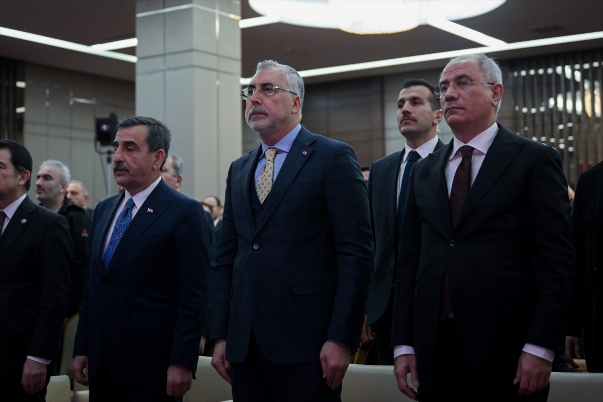 Türkiye Kamu-Sen tarafından hazırlanan "Türk ve Türkiye Yüzyılı İçin Kamu Personel Rejimi Önerisi"...