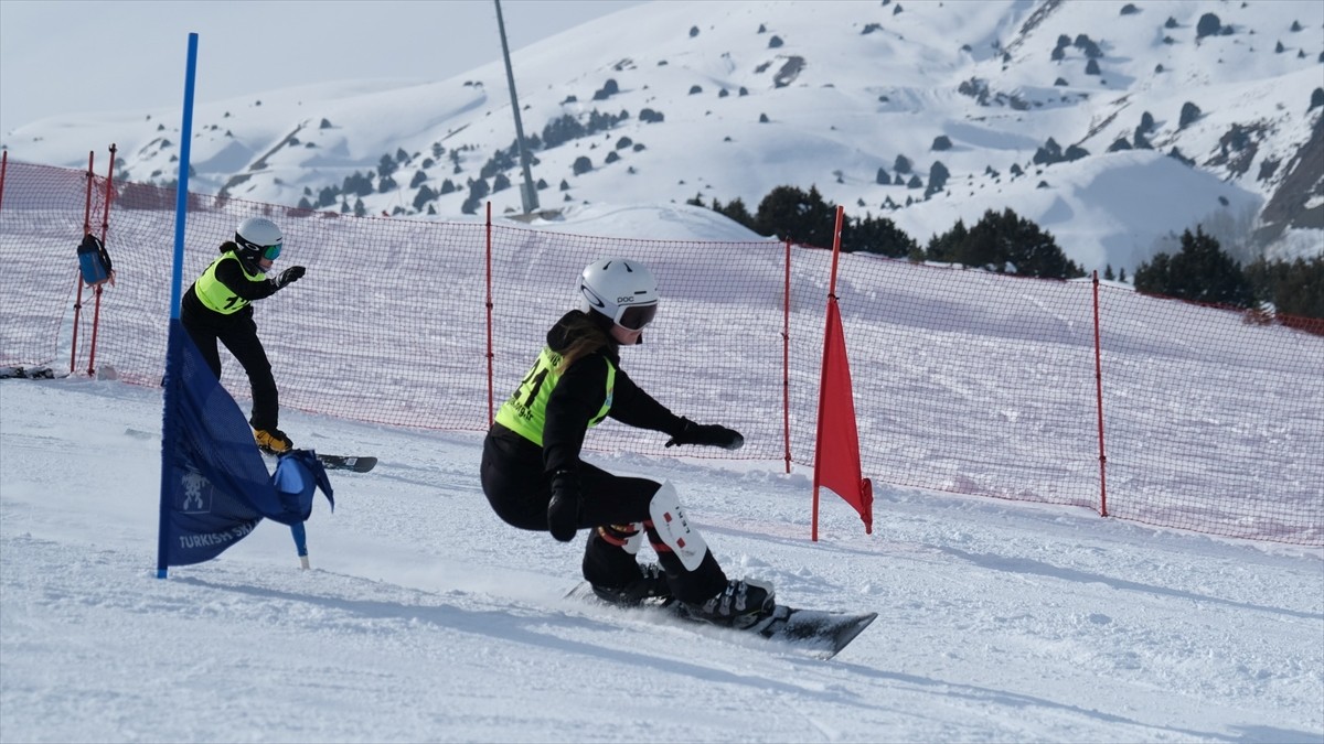 Türkiye Kayak Federasyonu (TKF) tarafından Erzincan'da düzenlenen "Snowboard 2. Etap Kutlu Dumlu...