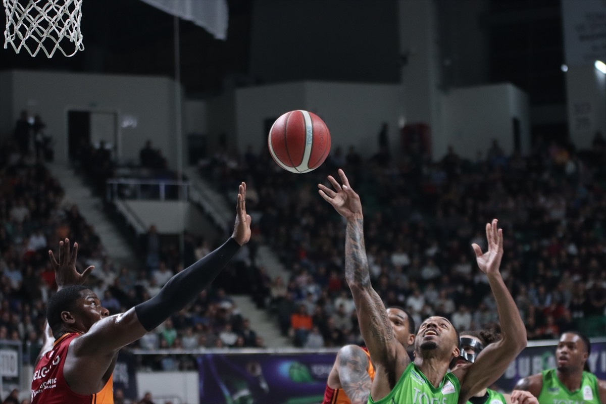 Türkiye Sigorta Basketbol Süper Ligi 17. hafta mücadelesinde TOFAŞ ile Galatasaray takımları TOFAŞ...