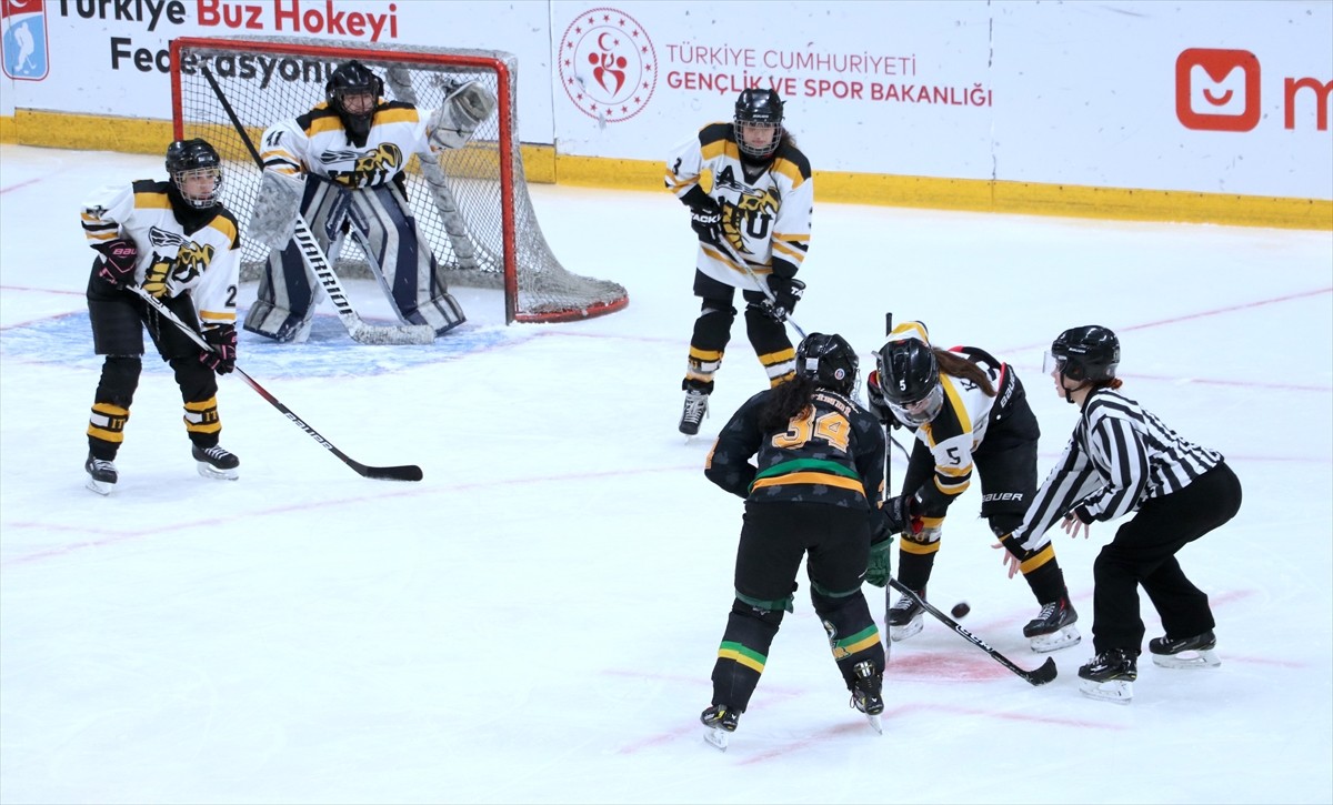 Türkiye Üniversite Sporları Federasyonu tarafından Erzurum'da düzenlenen Üniversiteler Arası Buz...