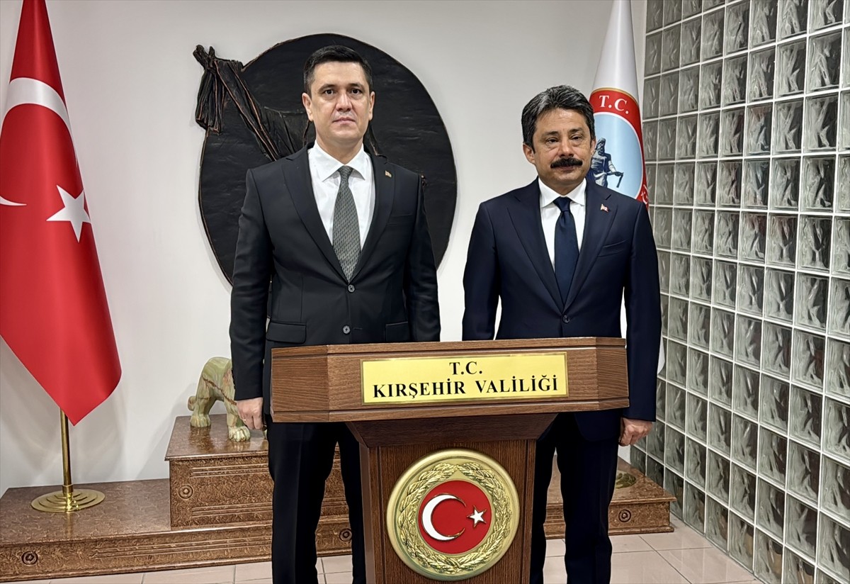 Türkmenistan'ın Ankara Büyükelçisi Mekan İşanguliyev (sol 2), Kırşehir Valisi Murat Sefa...