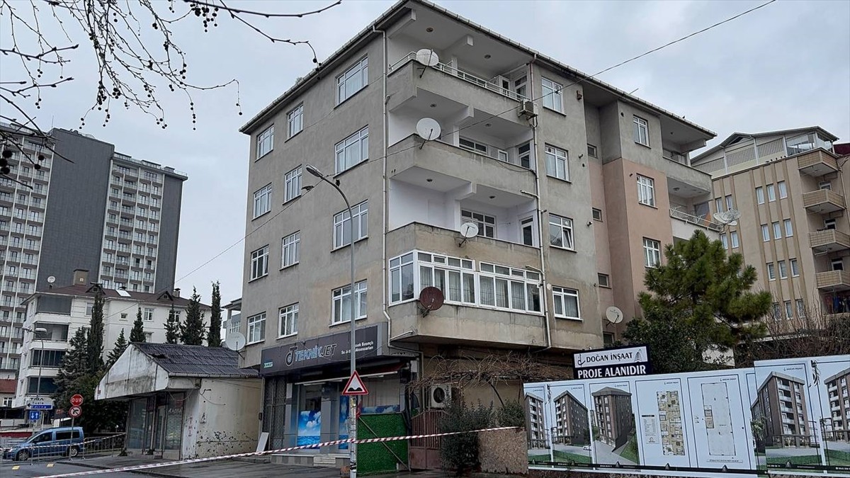 Tuzla'da, duvarlarında çatlaklar oluşan 4 katlı bina tedbiren boşaltıldı.