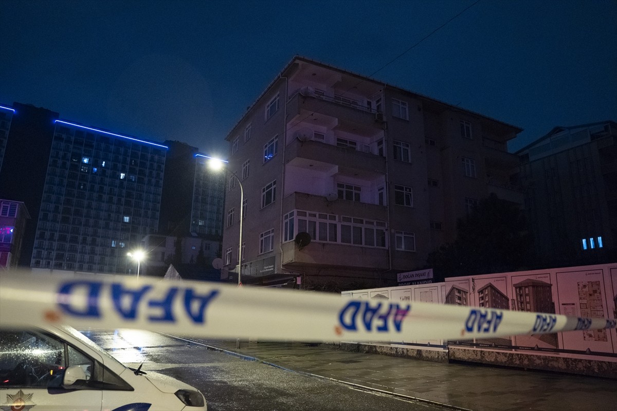 Tuzla'da duvarlarında çatlaklar oluşan 4 katlı bina tedbiren boşaltıldı. Belediye ekipleri...