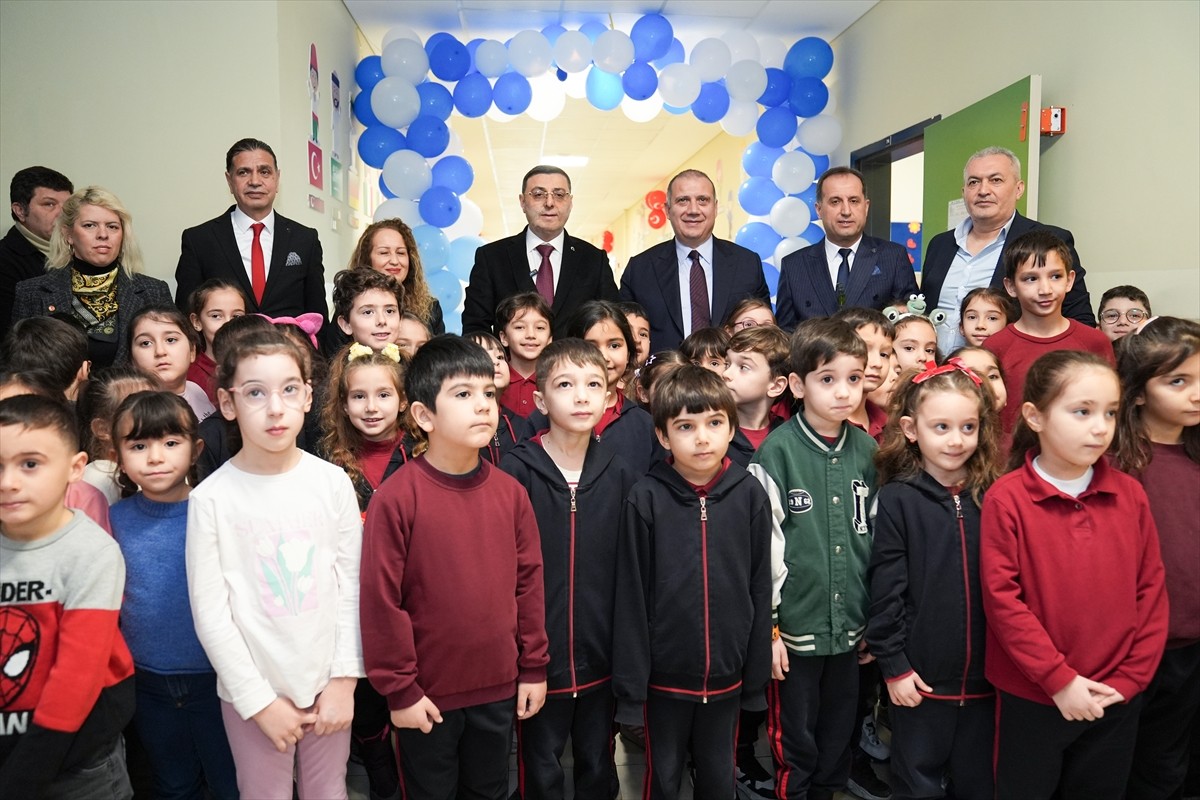 Tuzla'da, Mehmet Akif İlkokulu'nda öğrencilerin yabancı dil eğitimine katkı sunmasının...