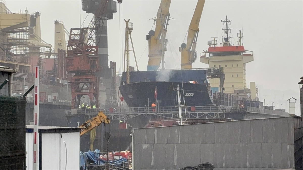 Tuzla'da, tersanede bakım sırasında yanan kargo gemisinde hasar meydana geldi. Evliya Çelebi...