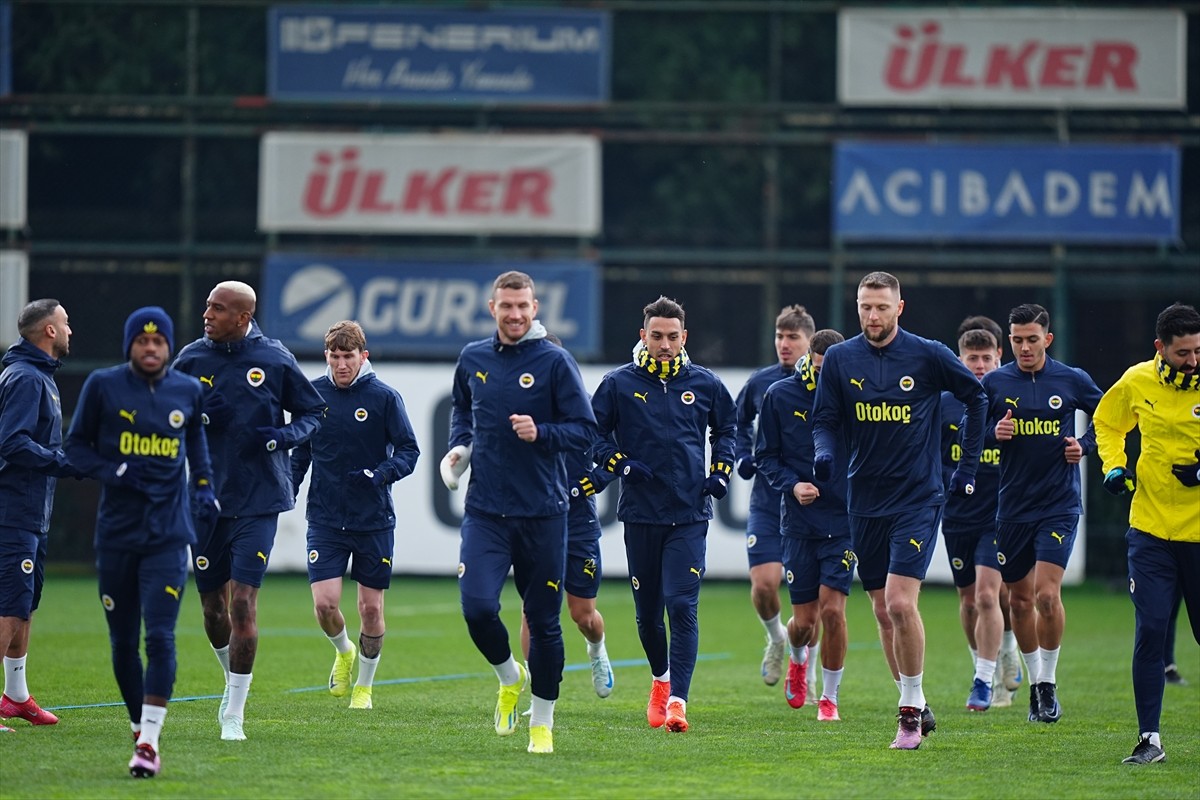 UEFA Avrupa Ligi son 16 play-off turu rövanş maçında Belçika ekibi Anderlecht'e konuk olacak...