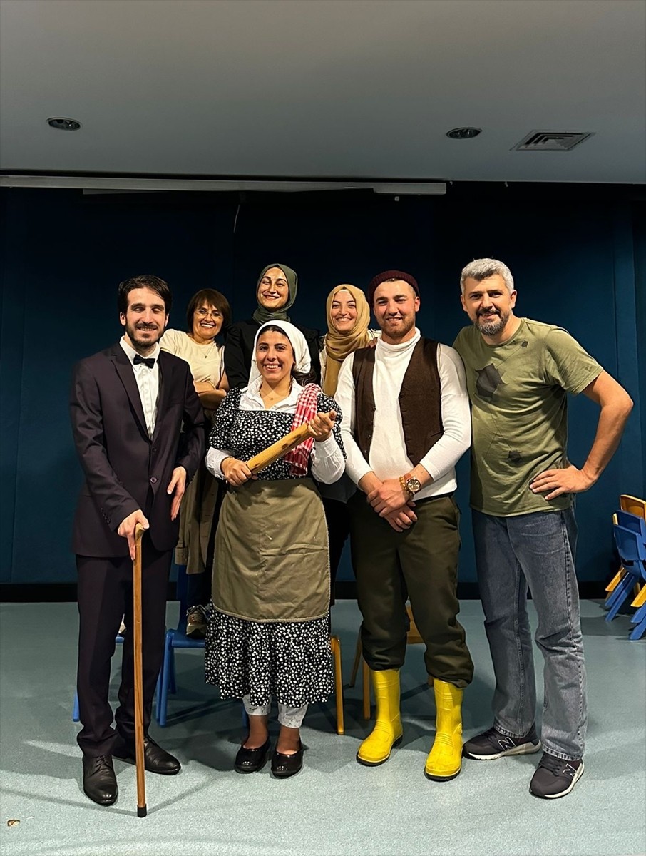  Ümraniye Belediyesinin "Tiyatro Akademisi"nde geleceğin oyuncuları yetişiyor.  2008'den bu yana...