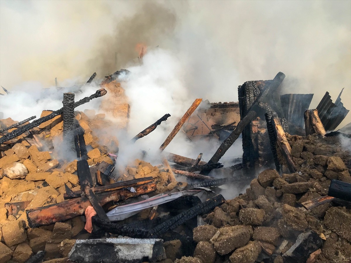 Uşak'ın Banaz ilçesinde müstakil evden bitişiğindeki 5 konuta sıçrayan yangın kontrol altına...