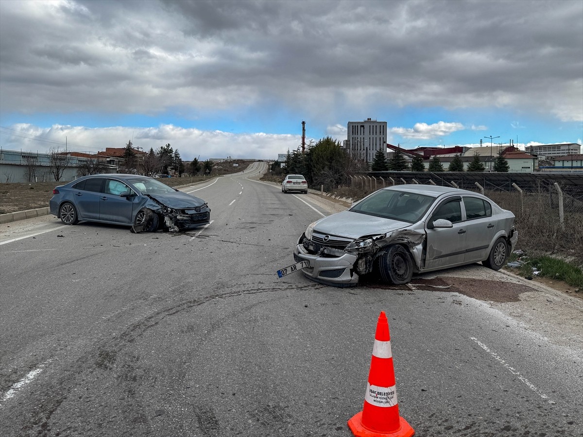 Uşak'ta iki otomobilin çarpıştığı kazada sürücüler yaralandı.