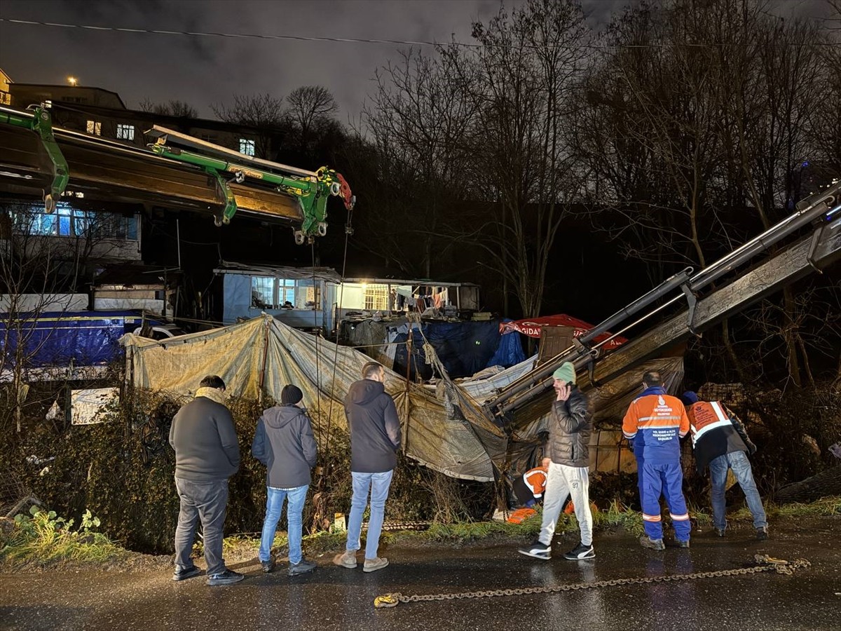 Üsküdar'da çöp kamyonunun dereye düşmesi sonucu sürücü yaralandı. İhbar üzerine olay yerine...