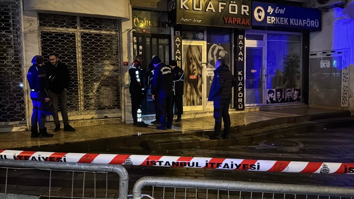 Üsküdar'da yan yatan istinat duvarının önündeki bina ile bitişiğindeki apartman tedbir amacıyla...