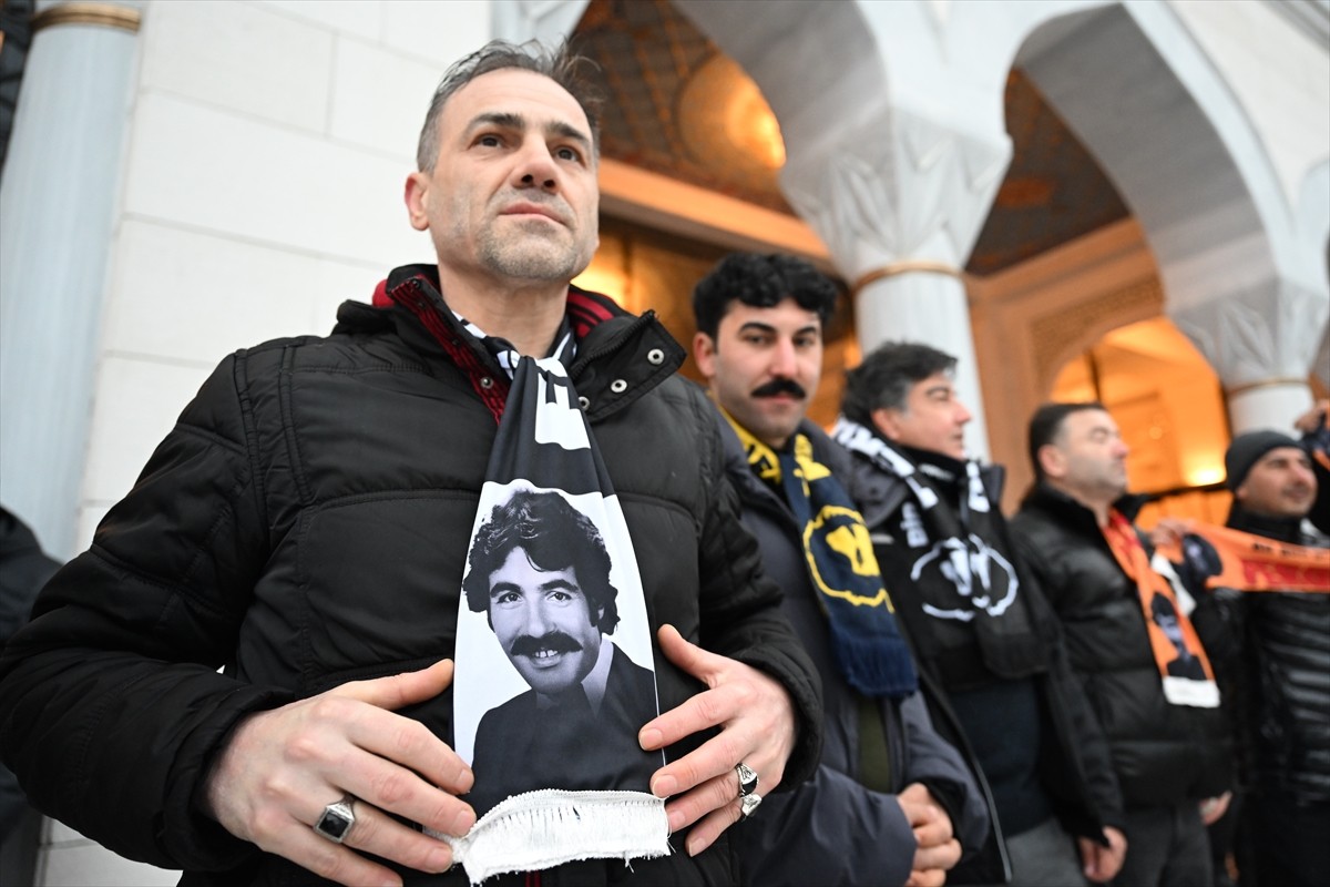 Usta sanatçı Ferdi Tayfur'un vefatının 40'ıncı gününde Levent Barbaros Hayrettin Paşa Camisi'nde...
