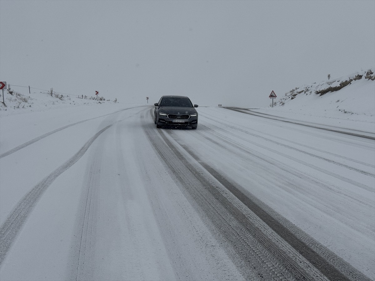 Van'da aralıklarla etkili olan kar yağışı ve tipi nedeniyle ulaşımda aksamalar yaşanıyor....