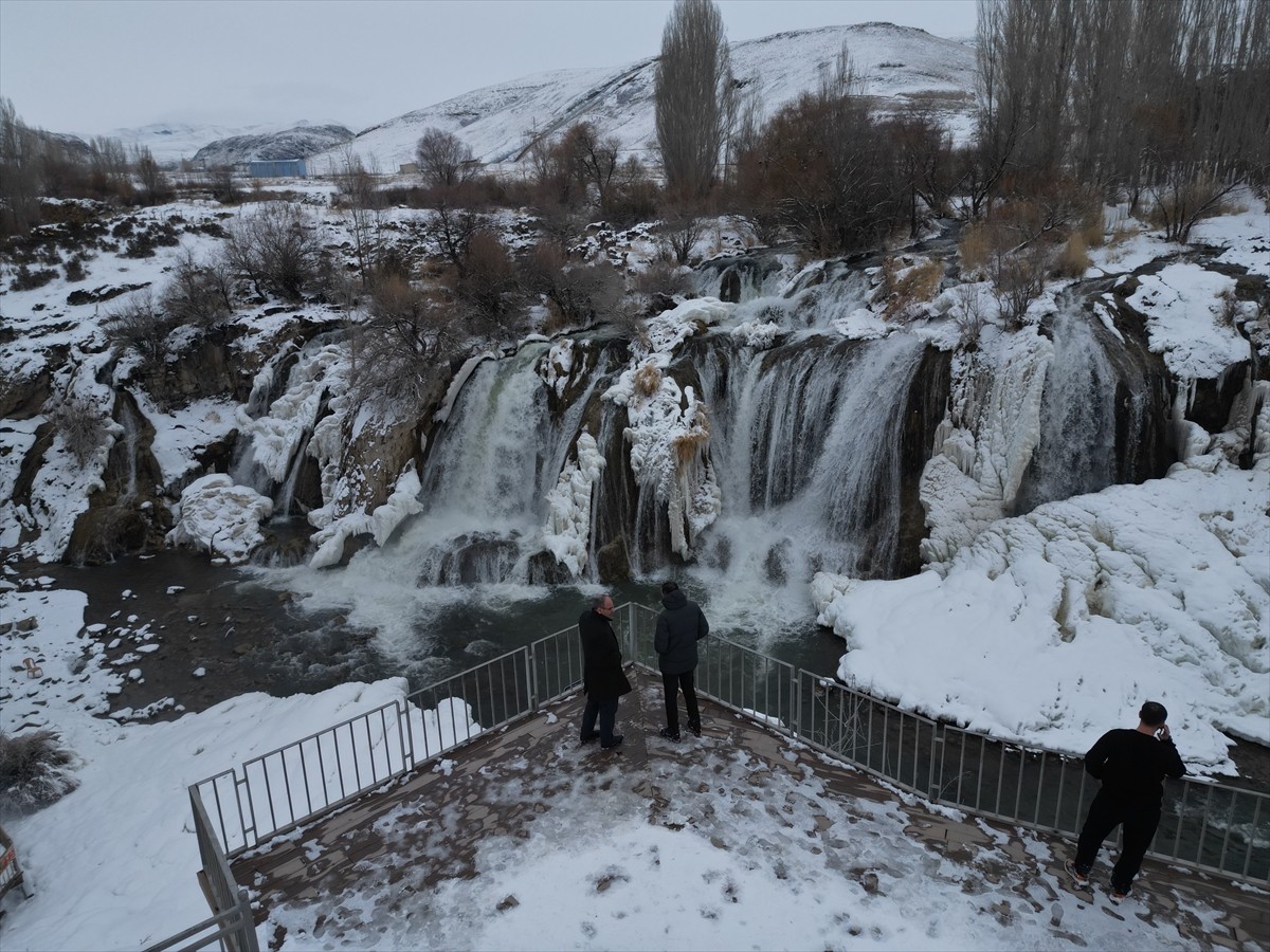 Van'da etkili olan yağışların ardından Muradiye Şelalesi'nin çevresi karla kaplandı.