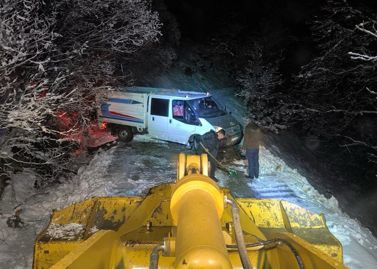 Van'da karla mücadele ekipleri, yolların açılması için çalışmalarını sürdürüyor. 