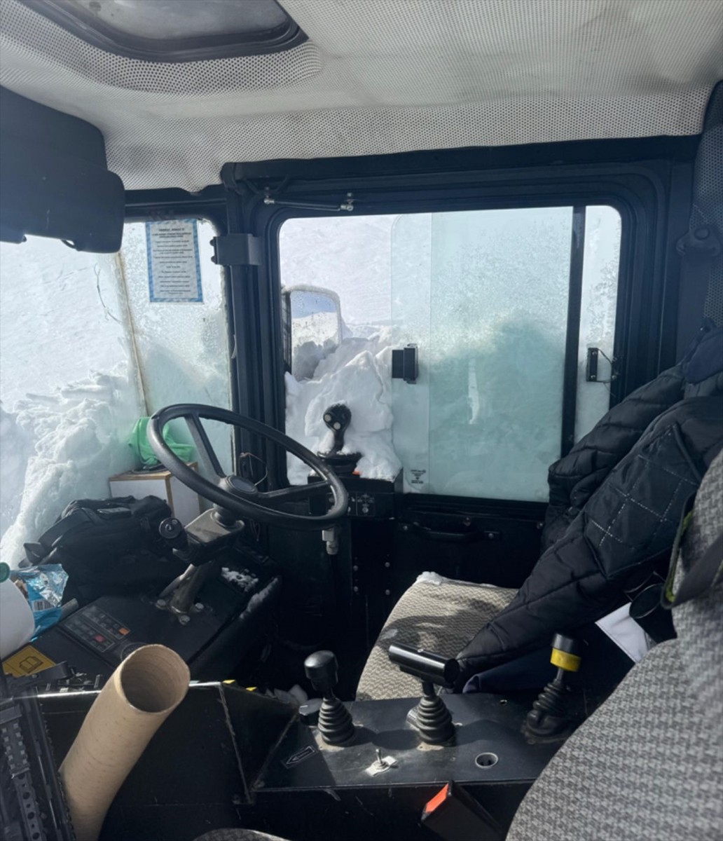 Van'ın Başkale ilçesinde karla mücadele çalışmaları sırasında iş makinesinin üzerine çığ...