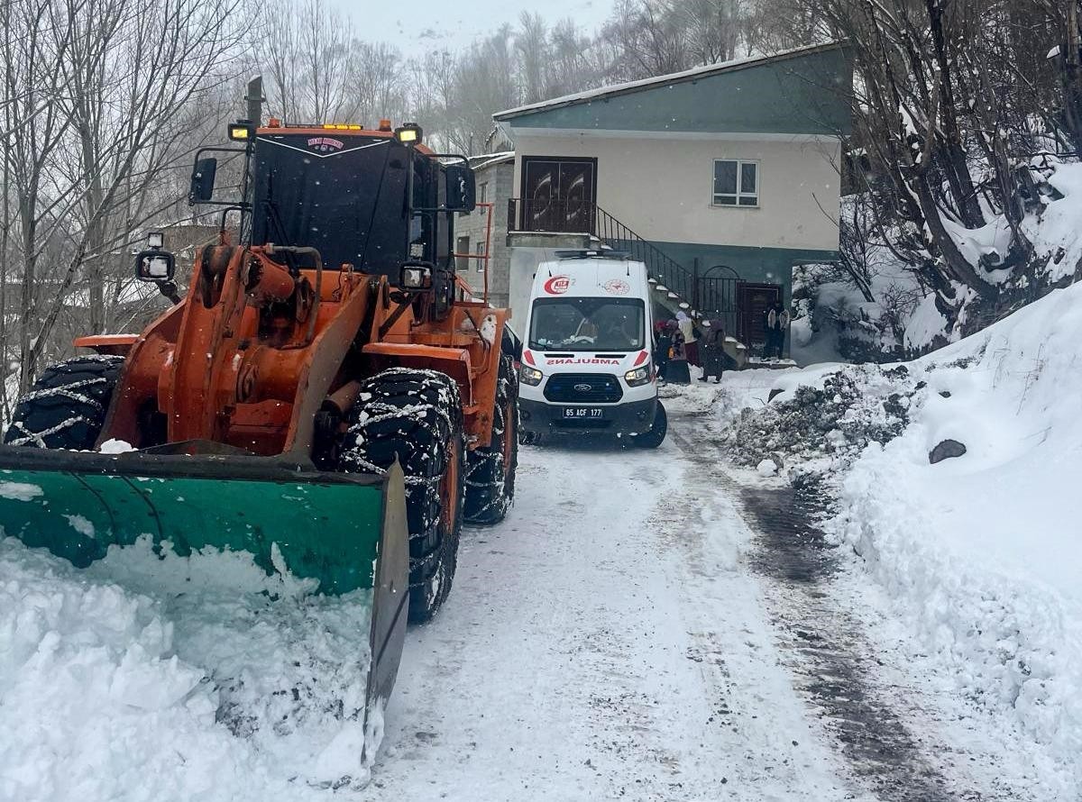 Van'ın Çatak ilçesinde yolu kardan kapanan mahallede rahatsızlanan kişi, ekiplerin 3 saat süren...