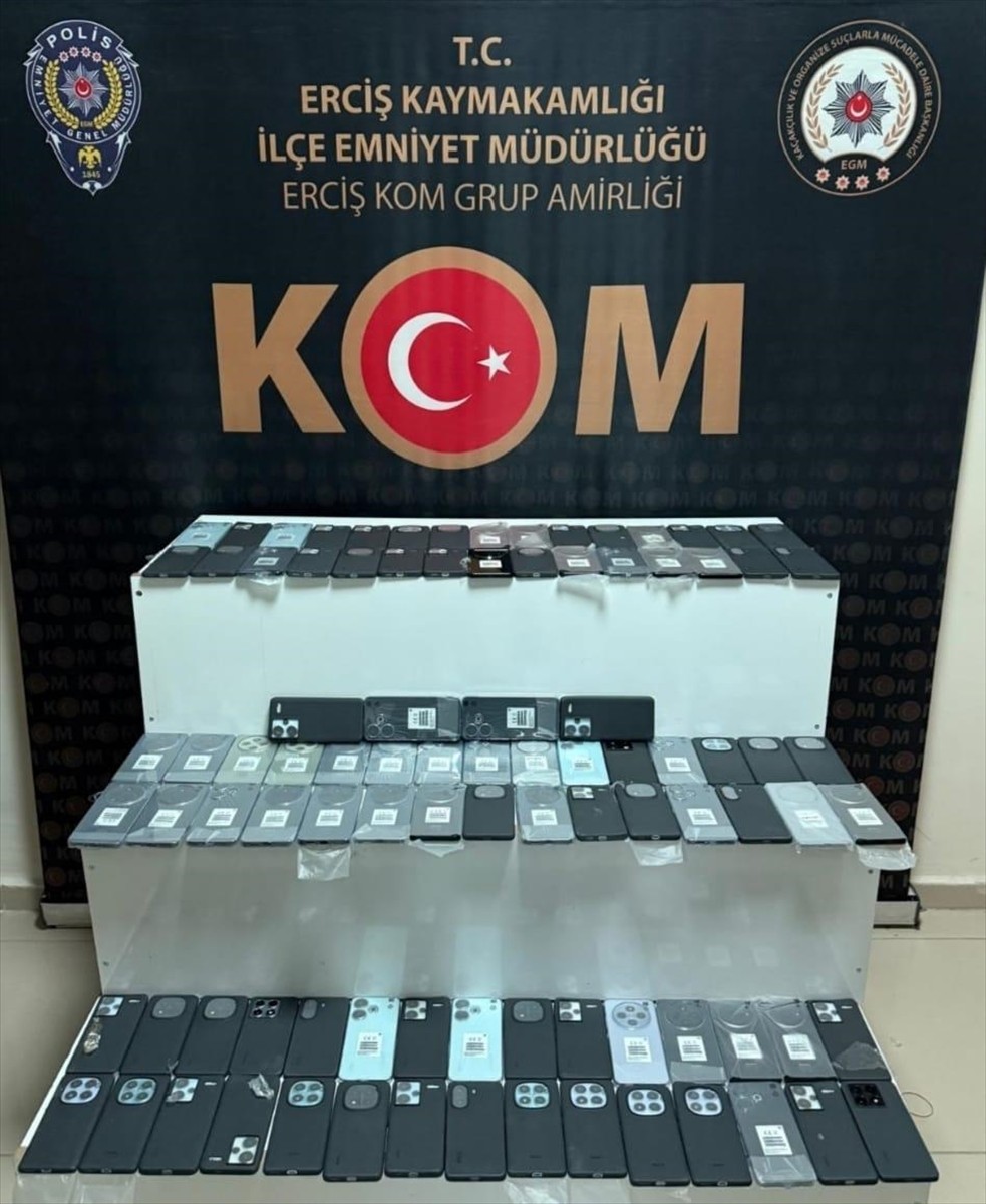 Van'ın Erciş ilçesinde bir araçta gümrük kaçağı 94 cep telefonu ele geçirildi.