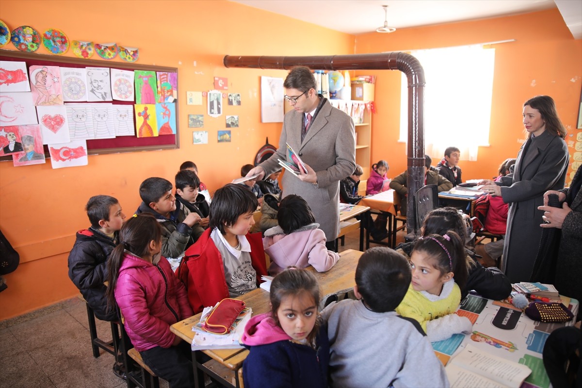 Van'ın Erciş ilçesinde kurslara katılan kadınlar, hazırladıkları bez çanta, kalemlik ve...