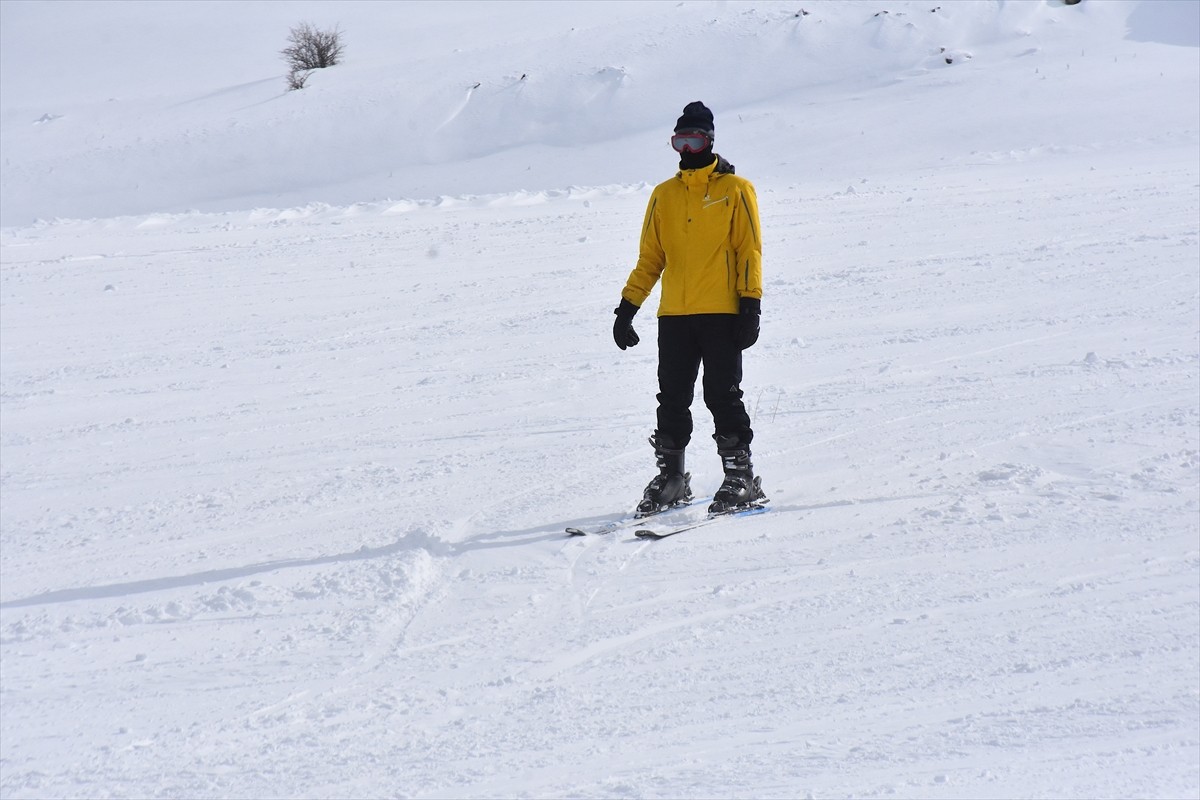 Van'ın Gevaş ilçesinde bulunan Abalı Kayak Merkezi, kar seviyesinin yeterli seviyeye ulaşmasıyla...