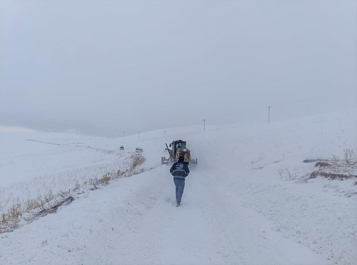 Van'ın kırsal mahallelerinde kar ve tipi nedeniyle yolda mahsur kalan araçlardaki öğrenci ve...