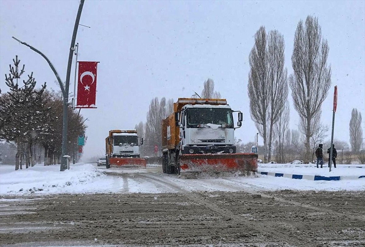 Van, Muş ve Bitlis'te kar yağışı ve tipi nedeniyle 114 yerleşim yerinin yolu kapandı. Van'da...