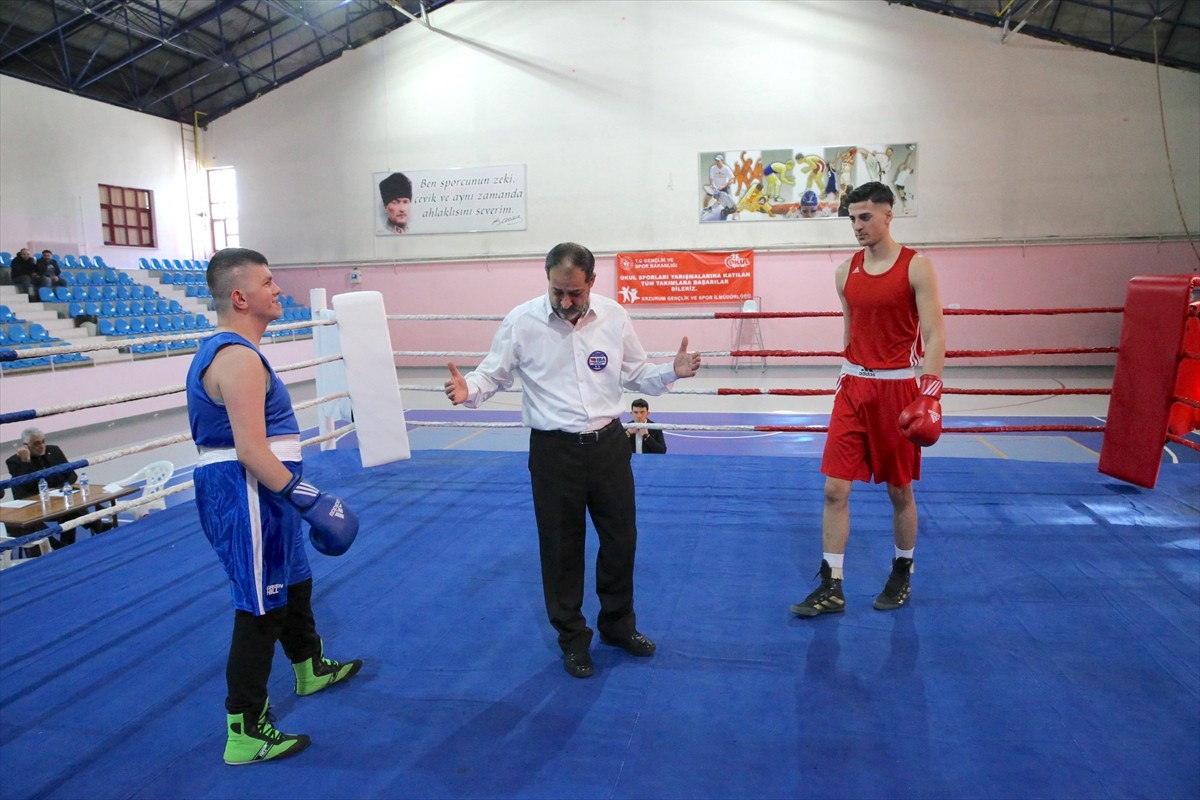 Williams sendromu nedeniyle konuşma ve hareket zorluğu yaşayan 17 yaşındaki Mehmet Onur Murçak...