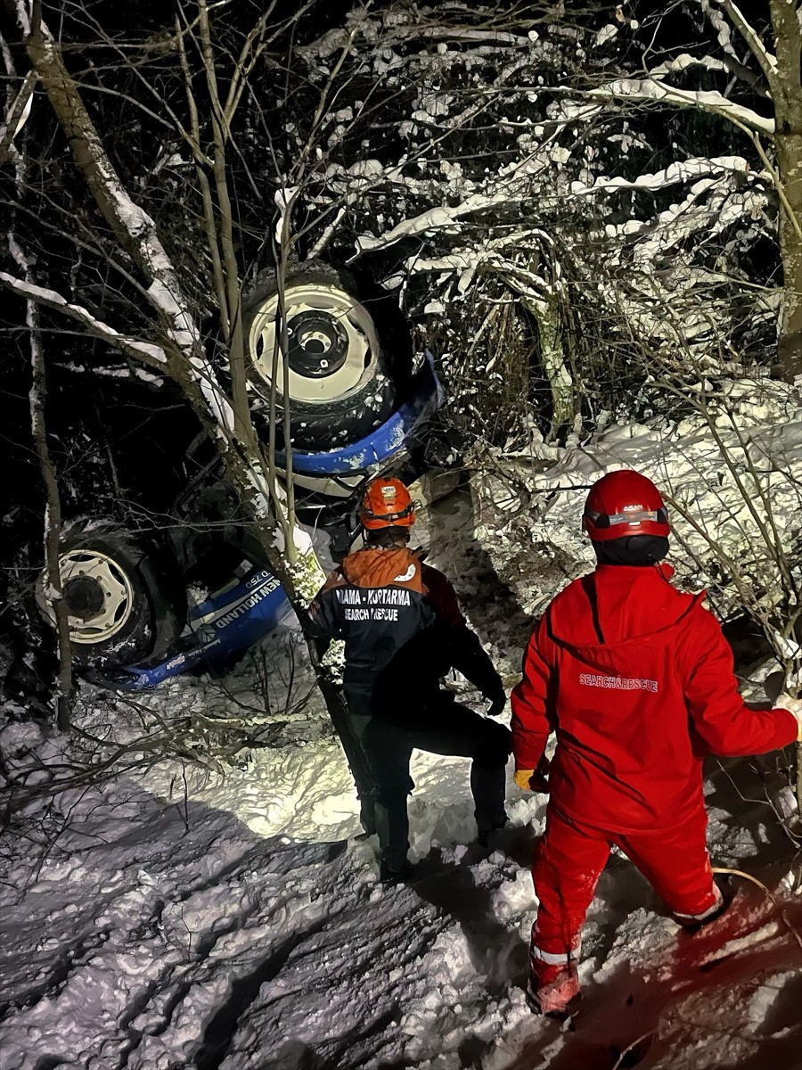 Yalova'da, Höyüktepe mevkisinde bir traktörün kaza yaptığı bilgisi üzerine bölgeye giden AFAD...