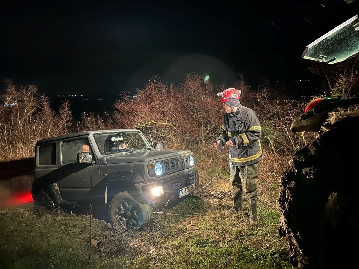 Yalova'nın Çiftlikköy ilçesinde çamura saplanan cipte mahsur kalan 2 kişi jandarma ve Çiftlikköy...