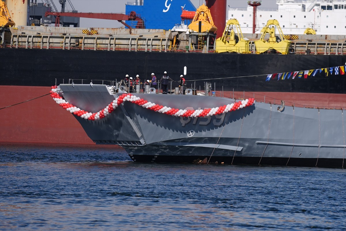 Yeni Tip Çıkarma Gemisi (YLCT) Ç-159'un denize indirmesi Anadolu Tersanesi'nde düzenlenen törenle...