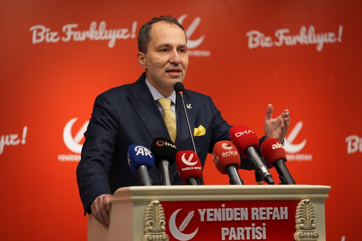Yeniden Refah Partisi Genel Başkanı Fatih Erbakan, partisinin genel merkezinde düzenlediği basın...