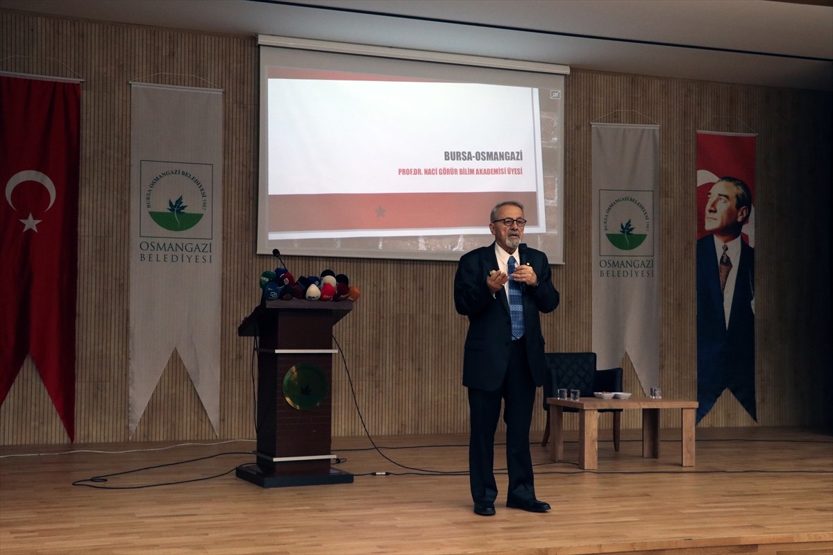 Yer bilimci Prof. Dr. Naci Görür, Osmangazi Belediyesince Osmangazi Gösteri Merkezi'nde düzenlenen...