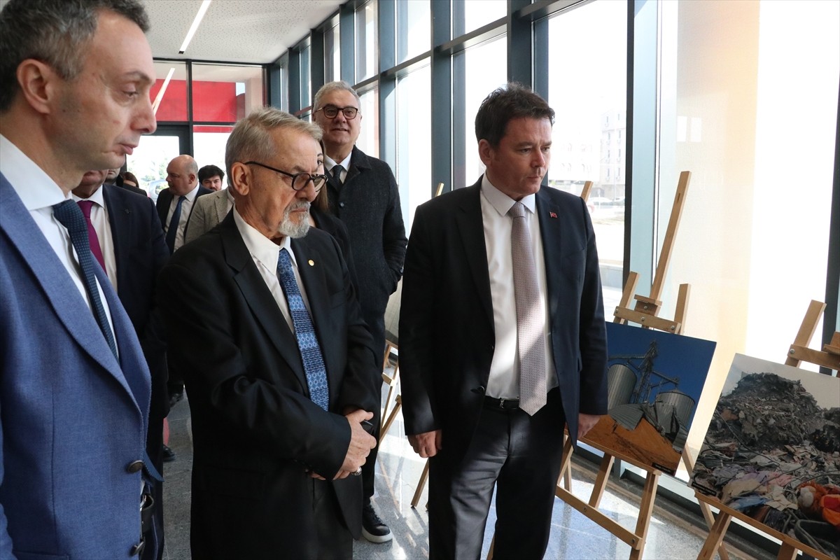 Yer bilimci Prof. Dr. Naci Görür, Osmangazi Belediyesince Osmangazi Gösteri Merkezi'nde düzenlenen...