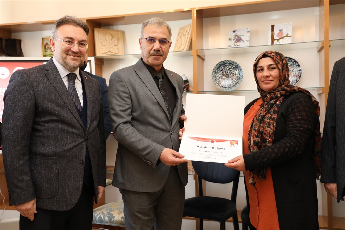 Yozgat'ta şehit yakınları ve gaziler için hayata geçirilen "Vefa Üniversitesi" ilk mezunlarını...