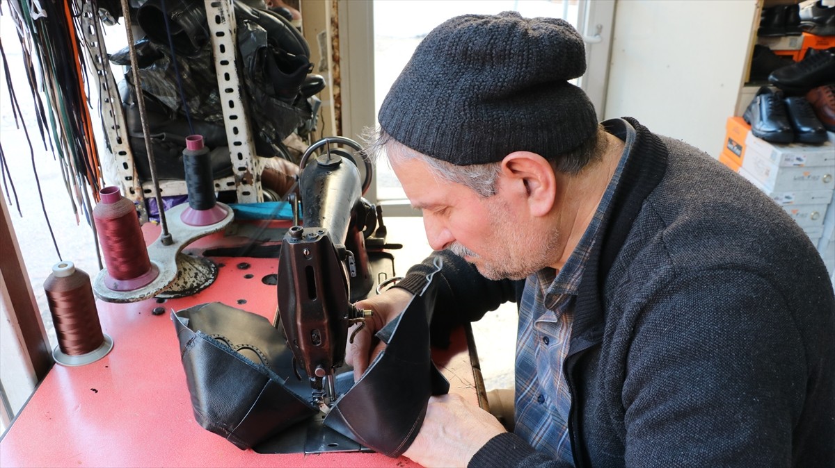 Yozgat'ta yaşayan 60 yaşındaki Erol Uygun, 32 yıldır 15 metrekarelik dükkanında el yapımı ayakkabı...