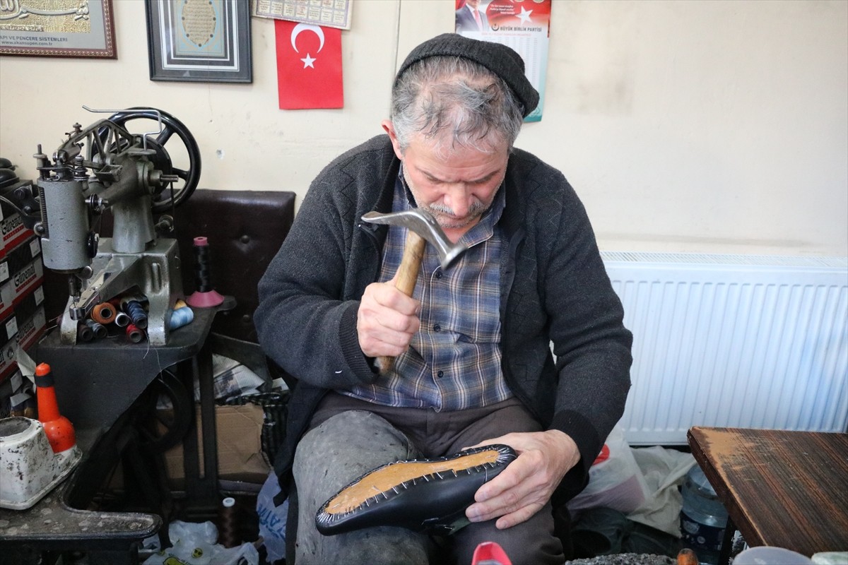 Yozgat'ta yaşayan 60 yaşındaki Erol Uygun, 32 yıldır 15 metrekarelik dükkanında el yapımı ayakkabı...
