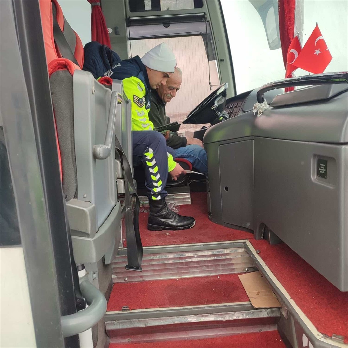 Yozgat'ta, yolcu gibi otobüslere binen sivil jandarma trafik ekipleri, sürücü ve yolcuların...