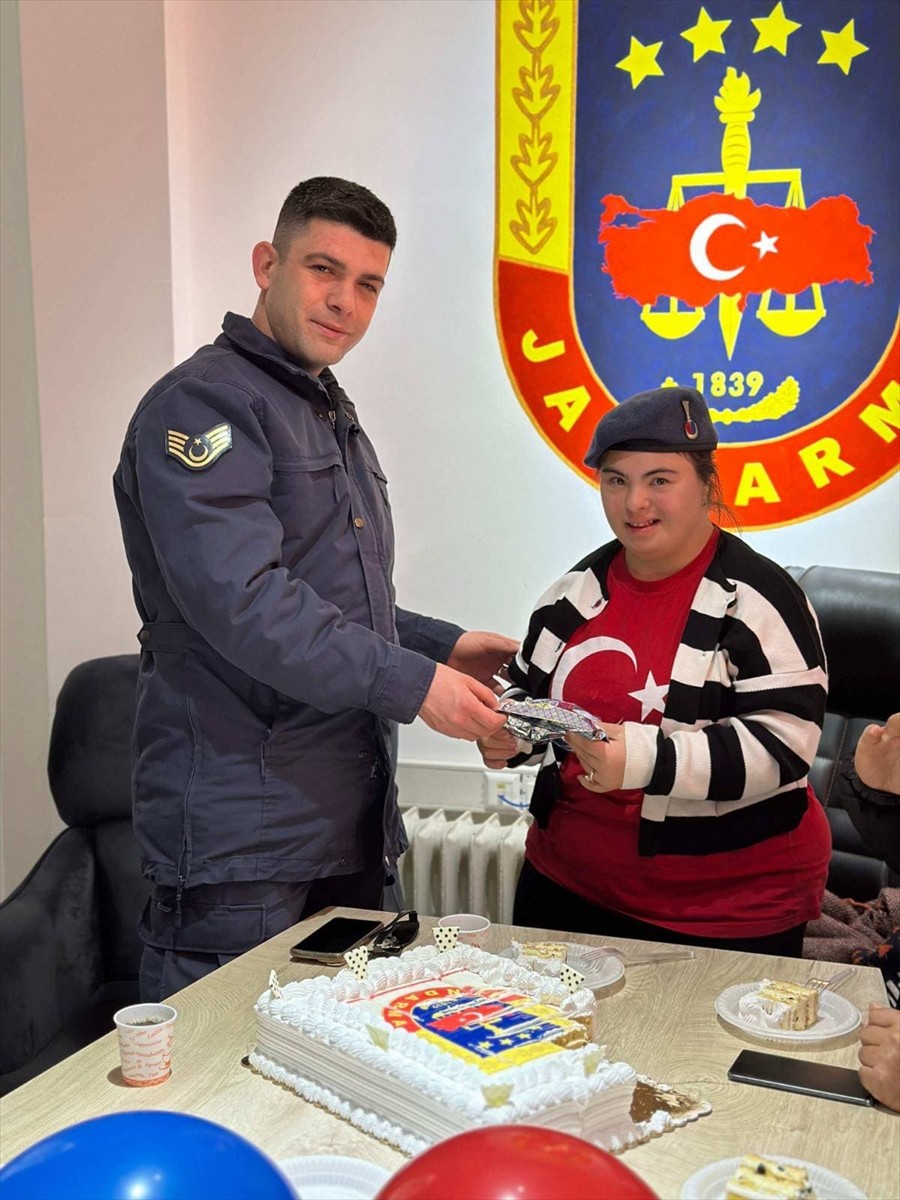 Yozgat İl Jandarma Komutanlığı ekipleri, down sendromlu Suna Yıldırım'ın doğum gününü...