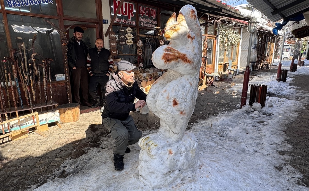 Zonguldak'ın Devrek ilçesinde baston ustasının kardan yaptığı sincap, görenlerin ilgisini çekti....