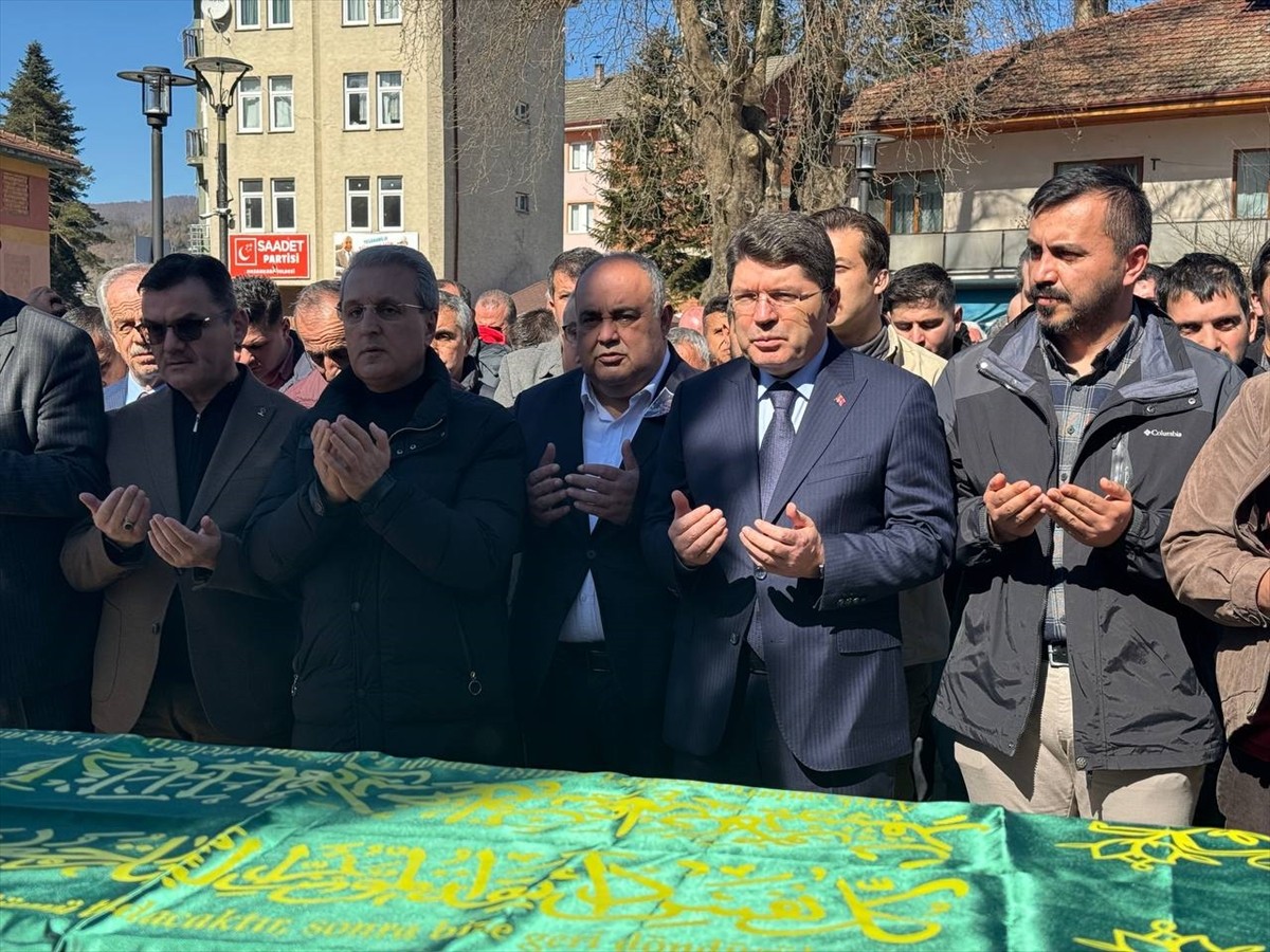 Adalet Bakanı Yılmaz Tunç, 66 yaşında vefat eden eski Hasankadı Belediye Başkanı Zeki Erdoğan'ın...