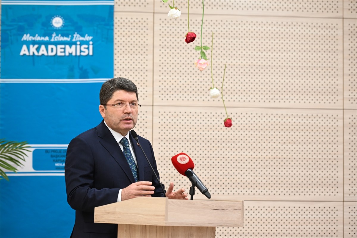 Adalet Bakanı Yılmaz Tunç, Mevlana Diyanet Gençlik Merkezi'nde, hukuk fakültesi öğrencileriyle...