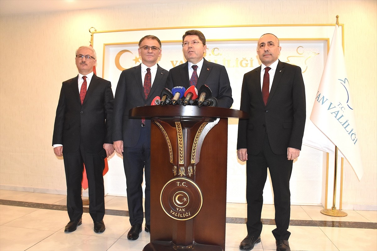 Adalet Bakanı Yılmaz Tunç Van'da Valiliği ziyaret ederek Vali ve Büyükşehir Belediye Başkan Vekili...