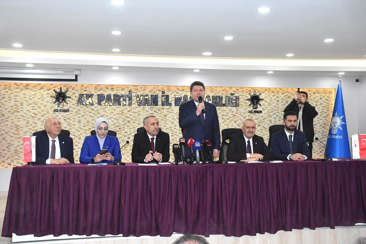 Adalet Bakanı Yılmaz Tunç, Van'daki programları kapsamında AK Parti Van İl Başkanlığı ziyaret...