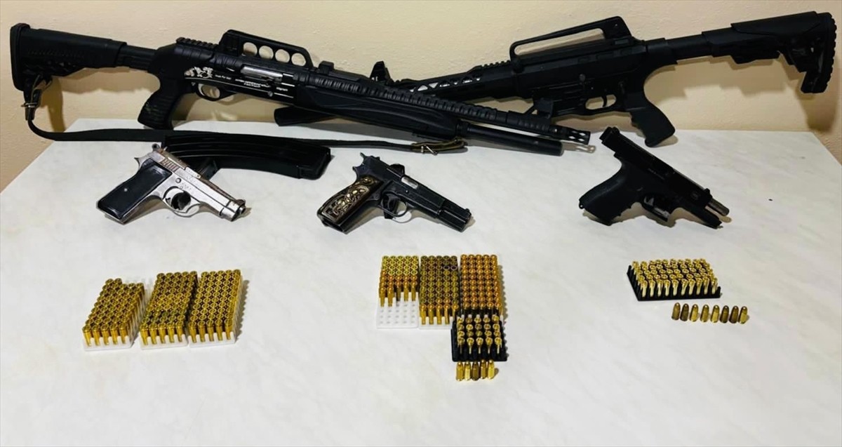 Adana'da 5 ruhsatsız silah ve 362 mermi ele geçirilen evdeki 2 şüpheli gözaltına alındı.