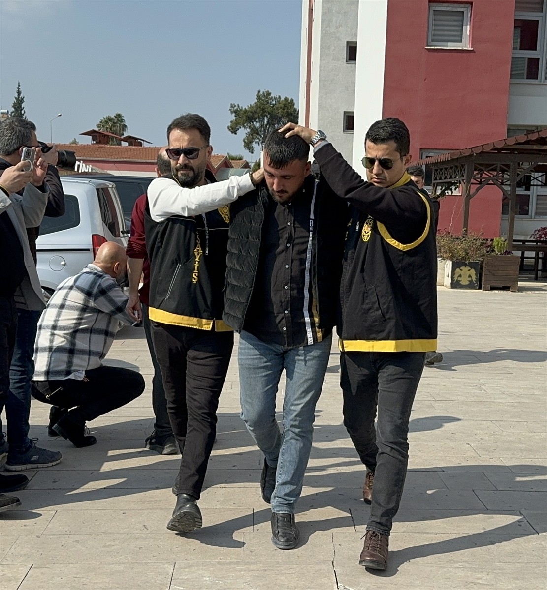 Adana'da bir iş insanının, ağabeyine tabancayla ateş etmek isteyen kişiyi yakalamaya çalışırken...