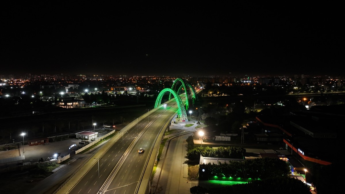 Adana'da Seyhan Nehri üzerindeki Yavuzlar Köprüsü, Yeşilay Haftası dolayısıyla yeşil renkle...