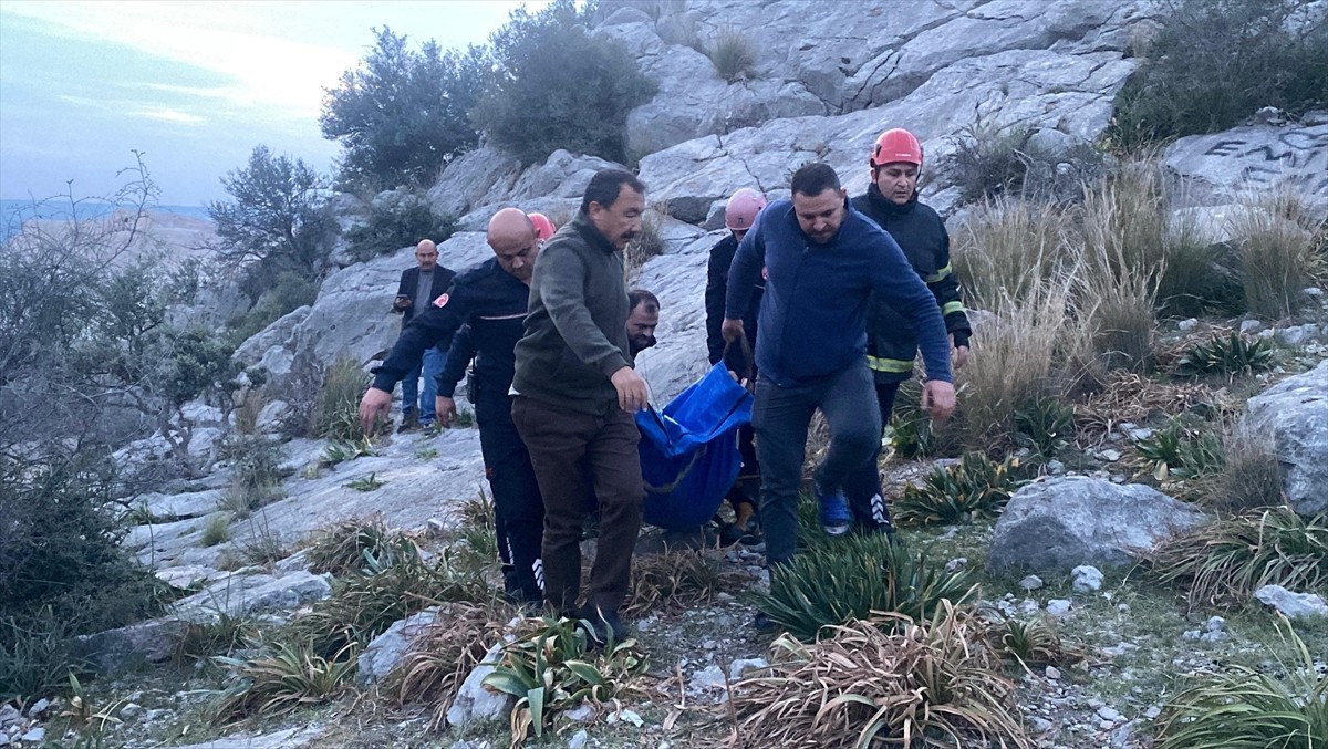 Adana'nın Ceyhan ilçesinde uçuruma devrilen hafif ticari aracın sürücüsü hayatını...